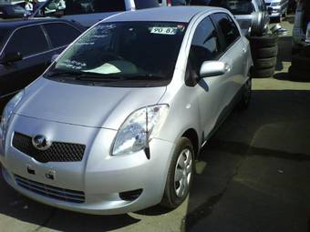 2005 Toyota Vitz Photos