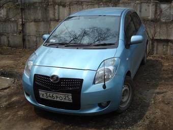 2005 Toyota Vitz Photos