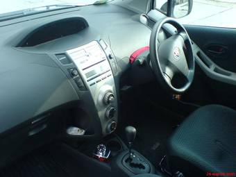 2005 Toyota Vitz Photos