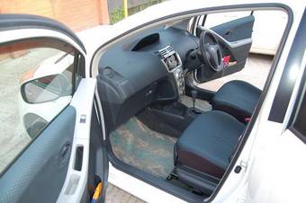 2005 Toyota Vitz Pics