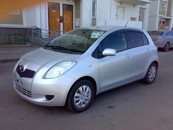 2005 Toyota Vitz Photos