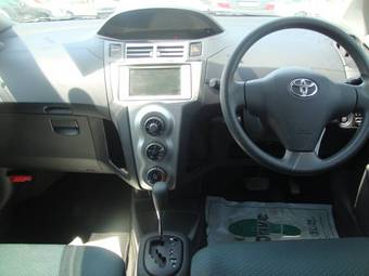 2005 Toyota Vitz Photos