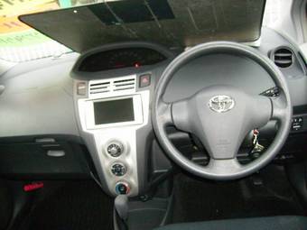 2005 Toyota Vitz Photos