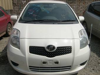 2005 Toyota Vitz Photos