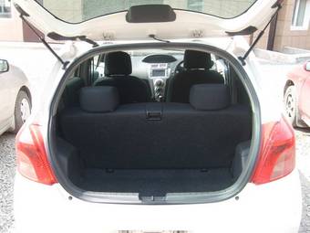 2005 Toyota Vitz Photos