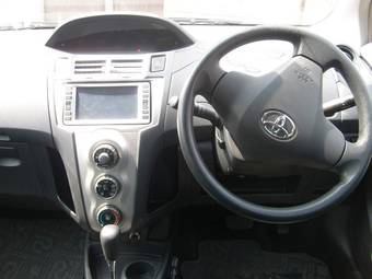 2005 Toyota Vitz Images