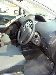 2005 Toyota Vitz Photos