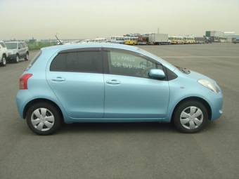 2005 Toyota Vitz Images