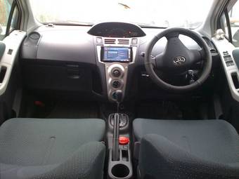 2005 Toyota Vitz Photos