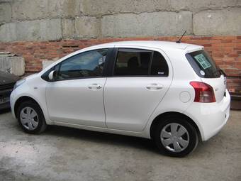 2005 Toyota Vitz Photos