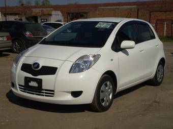 2005 Toyota Vitz Photos