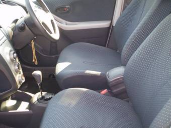 2005 Toyota Vitz Photos