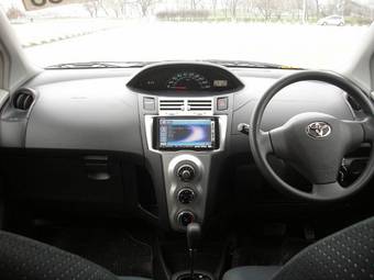 2005 Toyota Vitz Photos