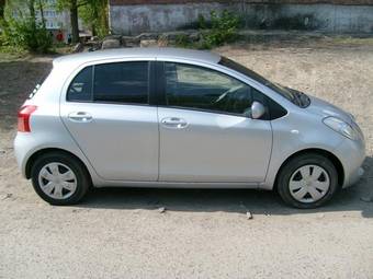 2005 Toyota Vitz Photos