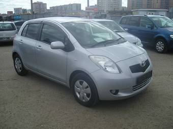 2005 Toyota Vitz Photos