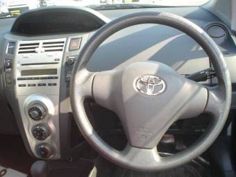 2005 Toyota Vitz Photos