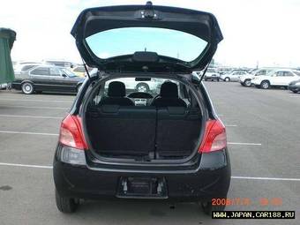 2005 Toyota Vitz Photos