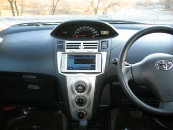 2005 Toyota Vitz Photos