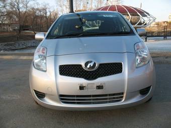 2005 Toyota Vitz Photos