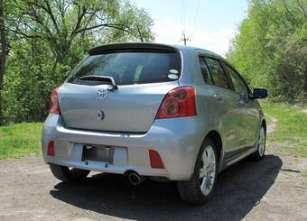 2005 Toyota Vitz Photos