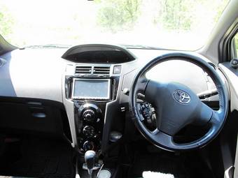 2005 Toyota Vitz Photos