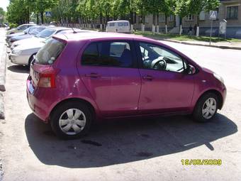 2005 Toyota Vitz Photos