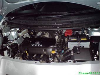2005 Toyota Vitz Photos