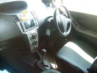 2005 Toyota Vitz Photos