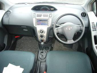 2005 Toyota Vitz Photos