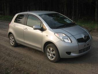 2005 Toyota Vitz Photos