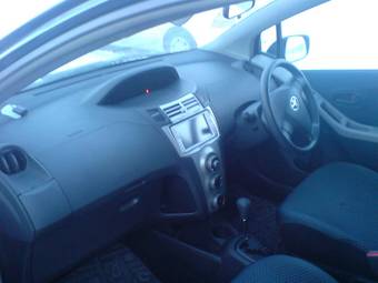 2005 Toyota Vitz Photos