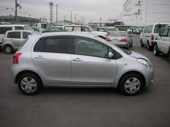2005 Toyota Vitz Photos