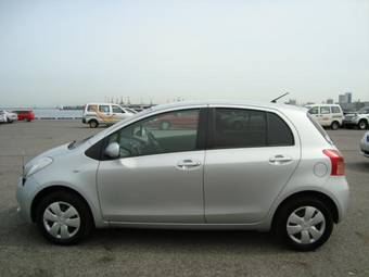 2005 Toyota Vitz Photos