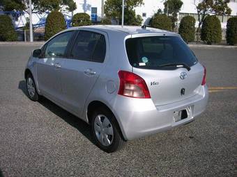 2005 Toyota Vitz Photos