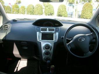 2005 Toyota Vitz Photos