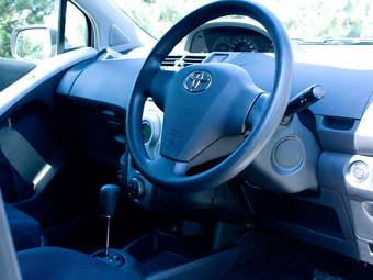 2005 Toyota Vitz Pictures