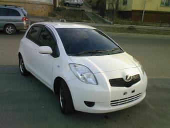 2005 Toyota Vitz Photos