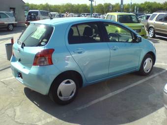 2005 Toyota Vitz Photos