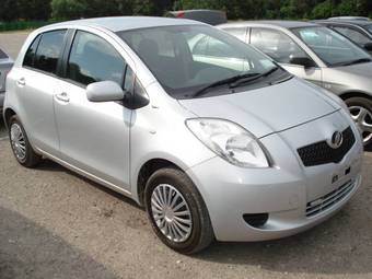 2005 Toyota Vitz Photos