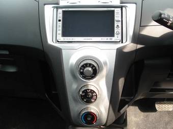 2005 Toyota Vitz Photos