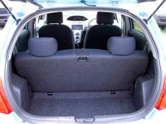 2005 Toyota Vitz Photos
