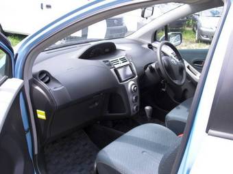 2005 Toyota Vitz Photos