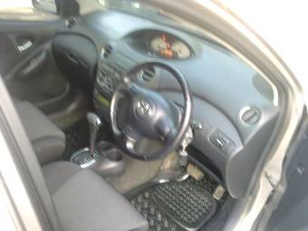 2005 Toyota Vitz Photos