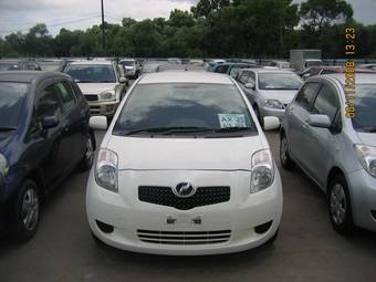 2005 Toyota Vitz Photos