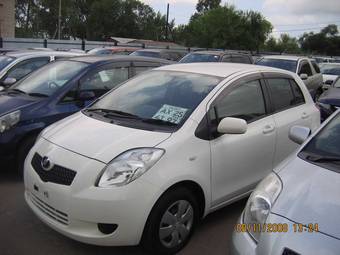 2005 Toyota Vitz Photos