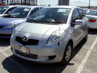 2005 Toyota Vitz Photos