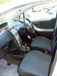 2005 Toyota Vitz Photos