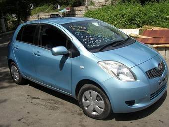 2005 Toyota Vitz Photos