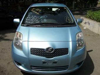 2005 Toyota Vitz Photos