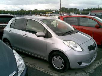 2005 Toyota Vitz Photos